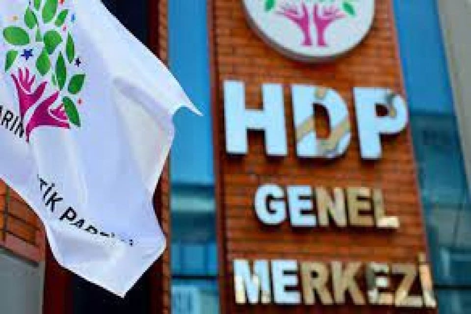 Bursaspor taraftarlarının Diyarbakır'dan gelen Amdespor futbolculara saldırması, sahada Yeşil ve