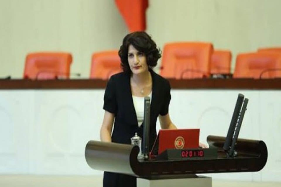 &Ouml;ld&uuml;r&uuml;len PKK'lı ter&ouml;ristle fotoğrafları basına yansıyan ve yasama dokunulmazlığı kaldırılan