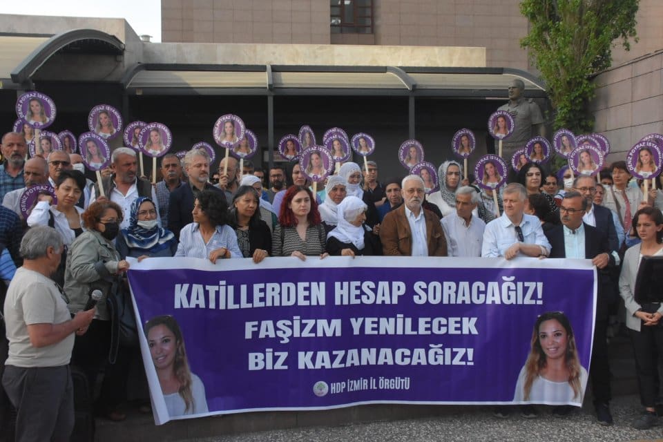 İzmirde, HDP il binasında Deniz Poyraz'ı (38) tabancayla vurarak &ouml;ld&uuml;ren