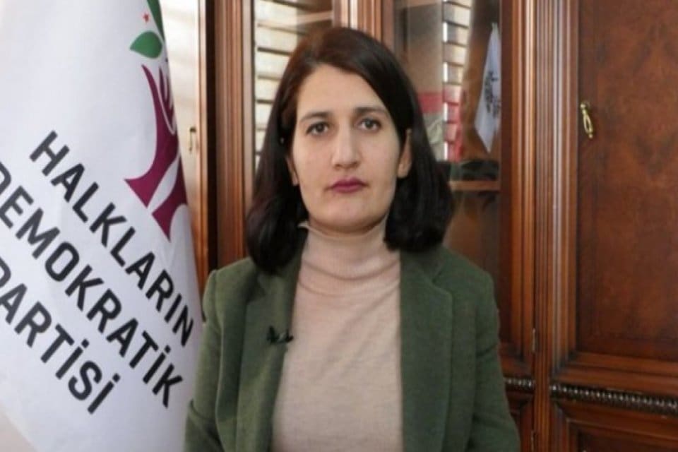 PKK &uuml;yesiyle fotoğrafları ortaya &ccedil;ıkan HDP Diyarbakır Milletvekili Semra G&uuml;zel&rsquo;le