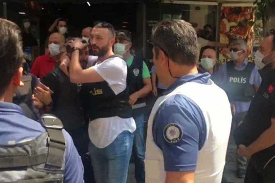İzmir'in Konak il&ccedil;esindeki HDP İl Başkanlığı'nda Deniz Poyraz'ı (38) tabancayla