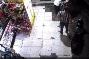 &nbsp;İzmir'de, boğazına ekmek ka&ccedil;an vatandaş, b&uuml;fe &ccedil;alışanı tarafından yapılan heimlich