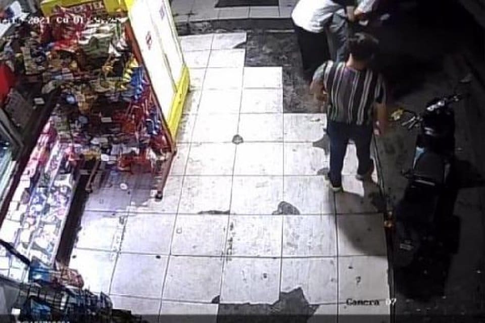 &nbsp;İzmir'de, boğazına ekmek ka&ccedil;an vatandaş, b&uuml;fe &ccedil;alışanı tarafından yapılan heimlich