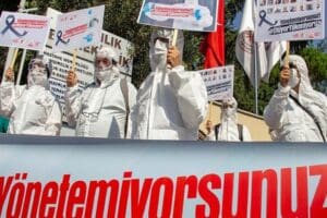 Doktorların sendikası Hekim-Sen, mayısta altı g&uuml;n iş bırakacaklarını duyurdu. Hekimler