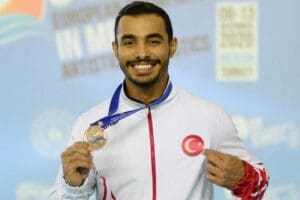 Milli sporcu Ferhat Arıcan, Katar'da d&uuml;zenlenen D&uuml;nya Kupası'nda paralel bar