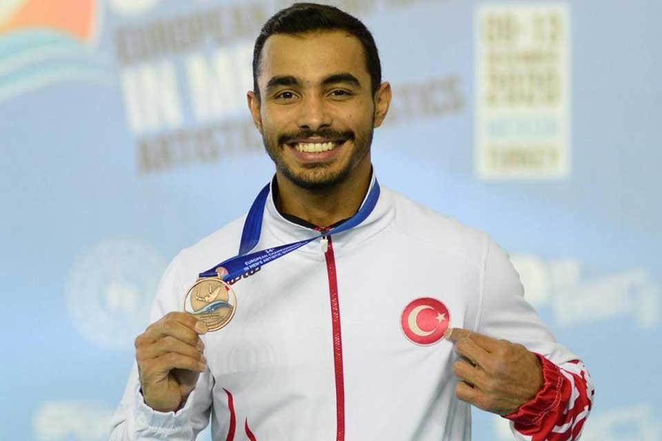 Milli sporcu Ferhat Arıcan, Katar'da d&uuml;zenlenen D&uuml;nya Kupası'nda paralel bar