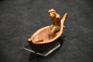 İzmir Arkeoloji M&uuml;zesi'nde, biri kayıkta insan ile maymun arası varlığa