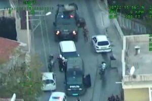 İZMİR'de polis ekiplerince eş zamanlı d&uuml;zenlenen helikopter destekli operasyonda, haklarında