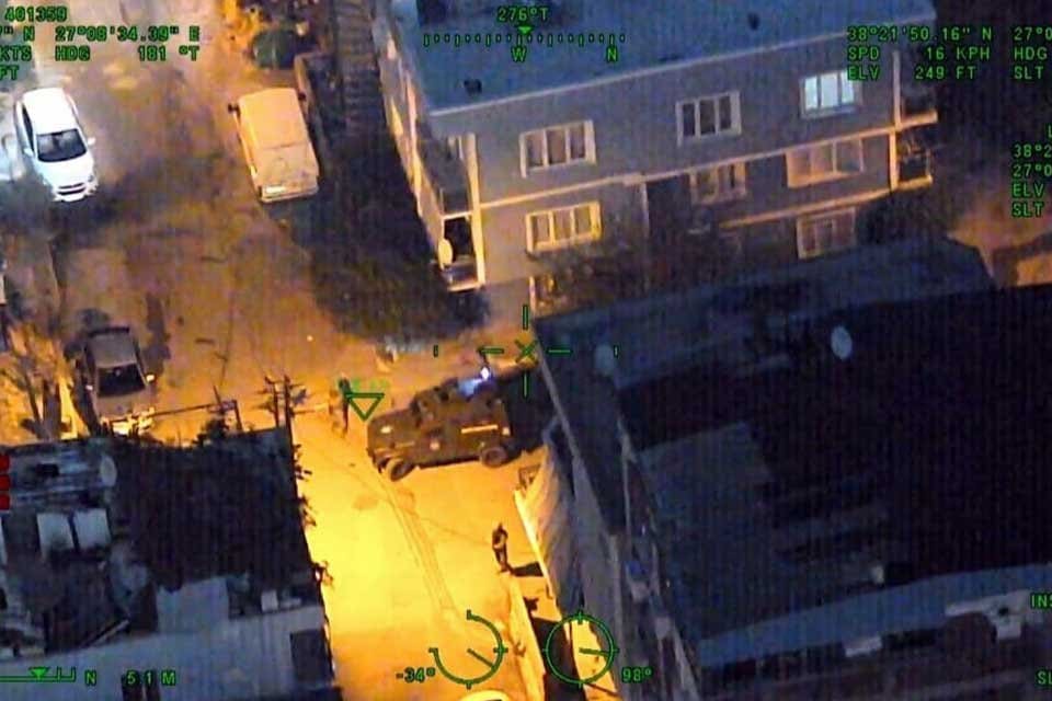 İZMİR'de, polisin helikopter destekli d&uuml;zenlediği operasyonlarda, &ccedil;eşitli su&ccedil;lardan aranan 13