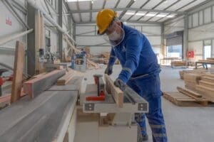 İzmir B&uuml;y&uuml;kşehir Belediyesi&rsquo;nin Kent Mobilyaları Fabrikası &uuml;retimini s&uuml;rd&uuml;r&uuml;yor. Yerel kaynaklarla