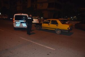 İZMİR'in Bayraklı ilçesinde sokağa çıkma kısıtlaması olduğu saatlerde otomobili ile