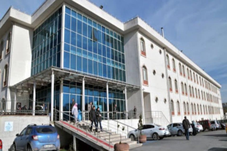 Yedikule G&ouml;ğ&uuml;s Hastalıkları Hastanesi'nde hemşire H.Z. asistan doktor S.E. tarafından