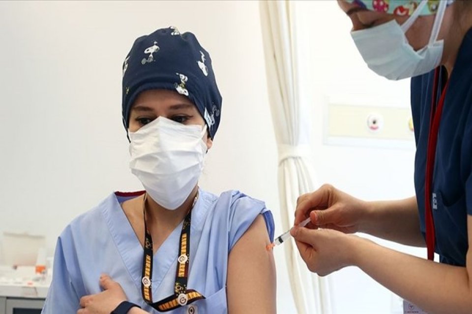Hemşirelerin aşı satrancı Randevuya gelmeyenlerin aşıları ziyan olmasın diye görevli hemşirelerin adeta satranç