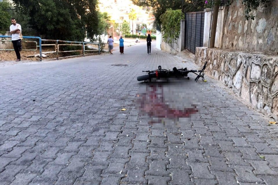 Muğla'nın Marmaris il&ccedil;esinde kullandığı elektrikli bisikletten d&uuml;şen Berfin G&uuml;nden (18),