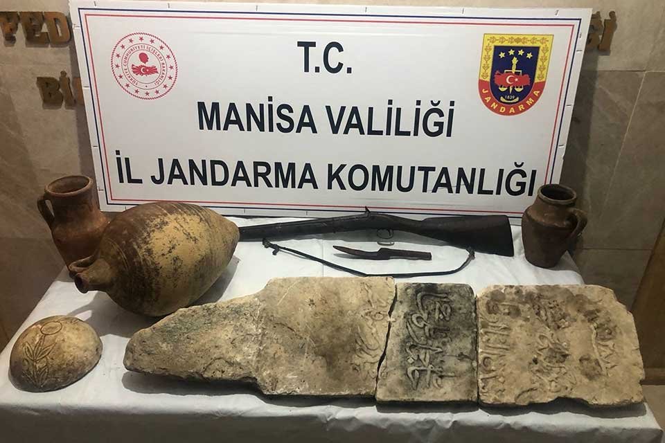 MANİSA'nın Kula ilçesinde, bir şüphelide tarihi eser olduğu ve satmaya