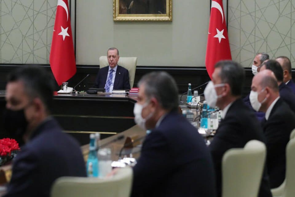 T&uuml;m T&uuml;rkiye kademeli normalleşmenin nasıl olacağına kilitlendi. G&ouml;zler pazartesi g&uuml;n&uuml;