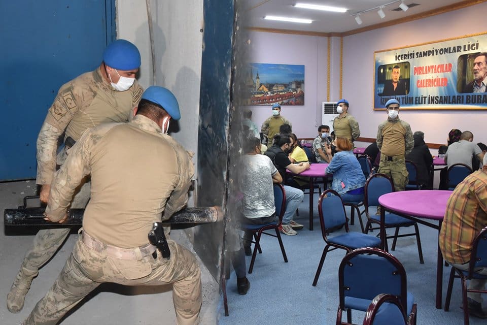 İzmir'in Bornova il&ccedil;esinde jandarma, 'HES' kodu ile girildiği iddia edilen