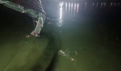 Hindistan’da köprü çöktü, yüzlerce kişi nehre düştü: En az 60 ölü
