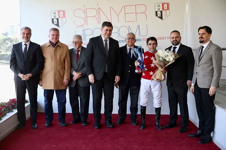 Karşıyaka Belediye Başkanlığı Koşusu, bug&uuml;n İzmir Şirinyer Hipodromu&rsquo;nda ger&ccedil;ekleşti. Kıyasıya