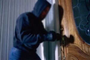 İstanbul'da uyuyan kadın eve giren hırsızı erkek arkadaşı sandı. Hırsız