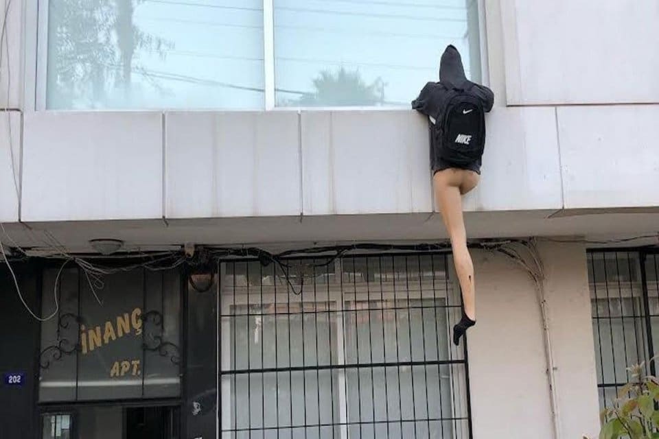Mersin'deki bir sigorta şirketinin camında bulunan eve tırmanan hırsız mankeninin