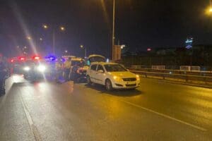 İzmir'in Karşıyaka il&ccedil;esinde, hırsızlık yaparken polis tarafından fark edilen 3'&uuml;
