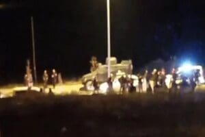 Elazığ&rsquo;da, su&ccedil;&uuml;st&uuml; yakalanan 3 hırsızlık ş&uuml;phelisinden 1'i, &ccedil;ıkan arbede polis