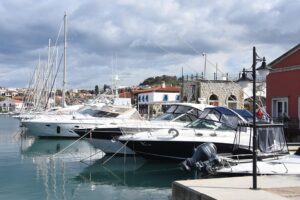 İstanbul ve İzmir'deki yat limanında demirli iki lüks tekne, 37