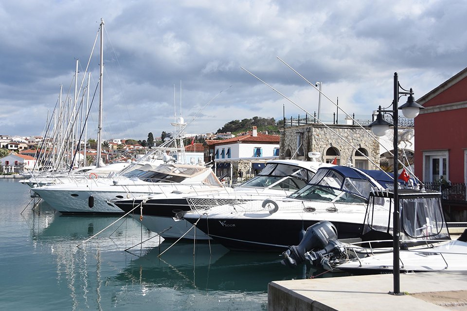 İstanbul ve İzmir'deki yat limanında demirli iki lüks tekne, 37