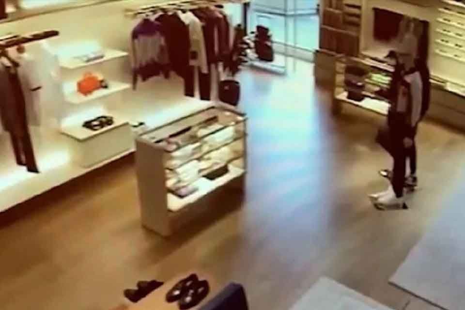 Orijinal &uuml;r&uuml;nleri yarı fiyatına satan kadının, firmanın T&uuml;rkiye temsilcisinden aldığı