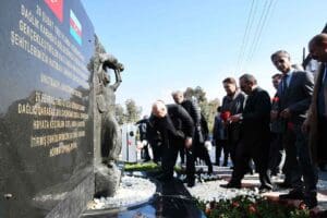 Hocalı'da katledilenler ve b&uuml;y&uuml;k deprem felaketinde yaşamını yitirenler anıldı. Azerbaycan&rsquo;ın