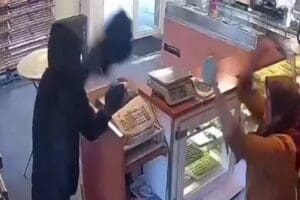 Hollanda&rsquo;nın Deventer kentinde yaşayan 48 yaşındaki Latife Peker, oğluna ilişkin