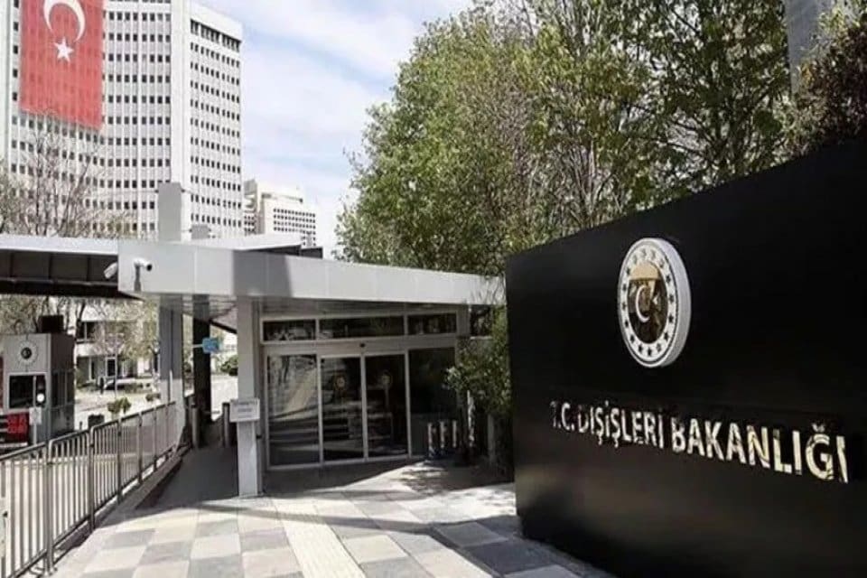 İsve&ccedil;'in ardından Hollanda'da Kur'an-ı Kerim &uuml;zerinden bir provokasyon ger&ccedil;ekleştirildi. Dışişleri
