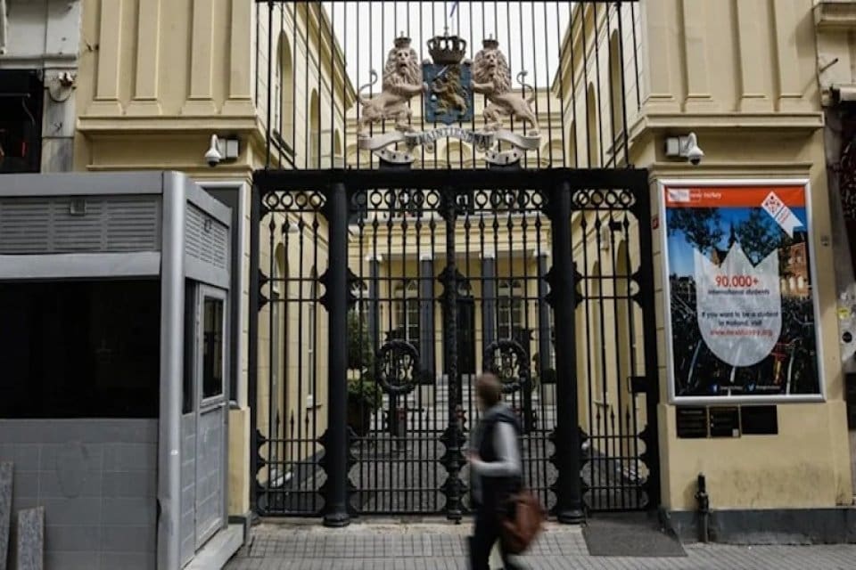 Hollanda&rsquo;nın İstanbul Başkonsolosluğu tarafından yapılan a&ccedil;ıklamada, Beyoğlu&rsquo;nda bulunan başkonsolosluğun 30