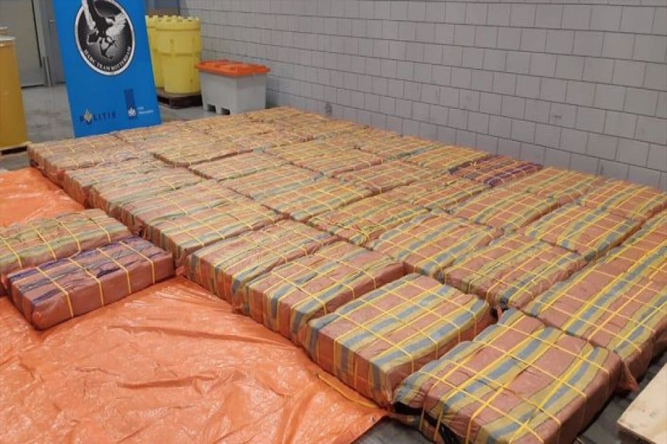 Hollanda'nın liman kenti Rotterdam'da Ekvador'dan gelen bir gemide 3 ton