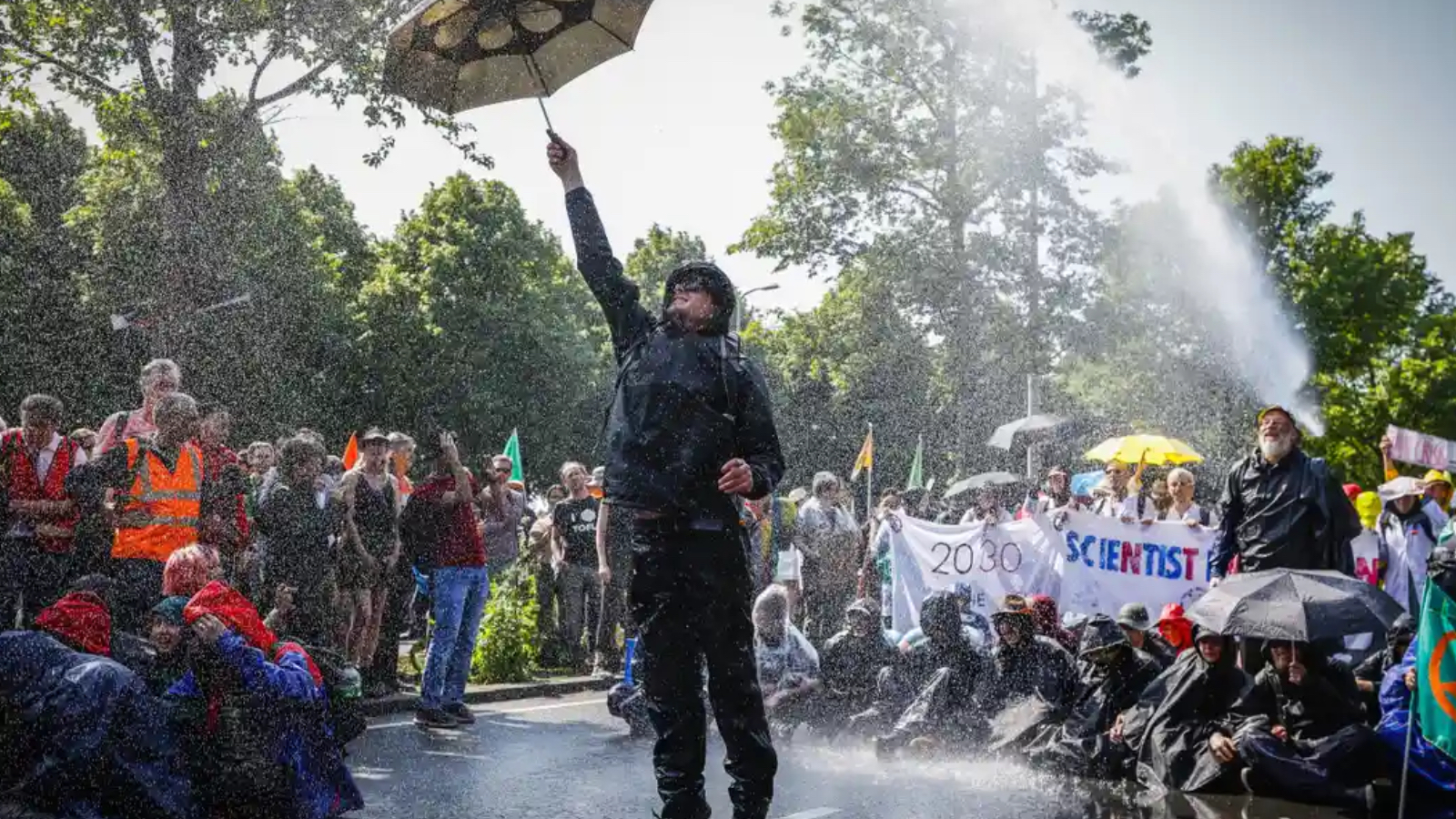 Hollanda’da iklim protestosu..  Game of Thrones oyuncusu da dahil 1500 kişi gözaltında