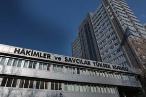 Sanat&ccedil;ı G&uuml;lşen'in imam hatiplilere y&ouml;nelik s&ouml;zleri nedeniyle tepkiler s&uuml;rerken; HSK