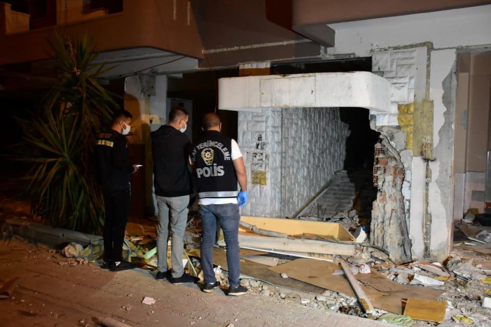 İzmir'de Uğur S&uuml;r&uuml;c&uuml;oğlu'nun (35) kentsel d&ouml;n&uuml;ş&uuml;m i&ccedil;in boşaltılan binada hurda
