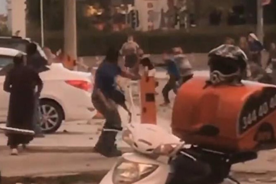 İzmir'in Bornova ilçesinde, depremde aldığı hasar nedeniyle yıkımı gerçekleştirilen binanın