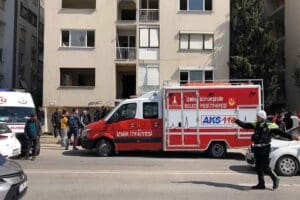İZMİR'in Bornova il&ccedil;esinde demir toplamak i&ccedil;in atıl durumdaki binaya giren