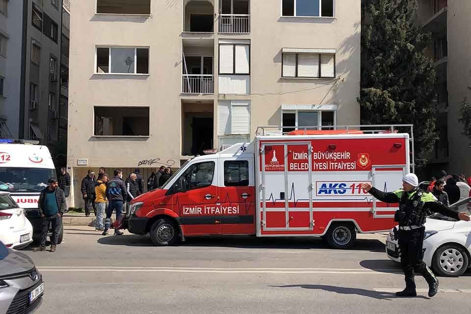 İZMİR'in Bornova il&ccedil;esinde demir toplamak i&ccedil;in atıl durumdaki binaya giren