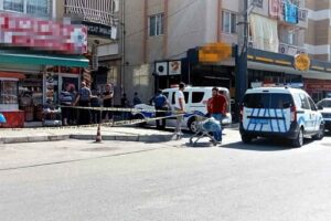 İZMİR'in Buca il&ccedil;esinde, husumetli olduğu iddia edilen iki grup arasında