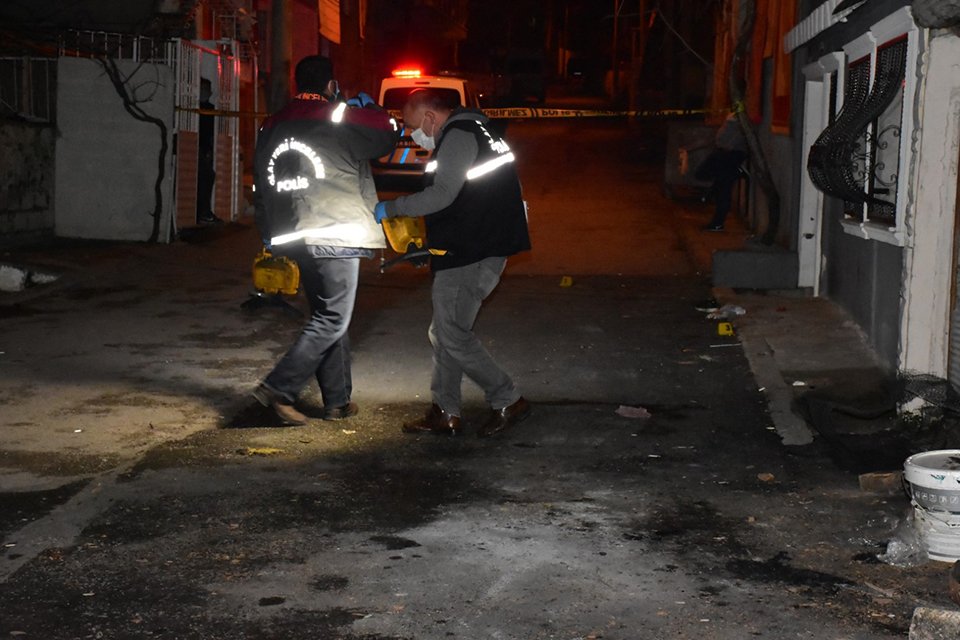 İzmir'in Konak ilçesinde, Erol S. (28) ve Ömer S. (54)