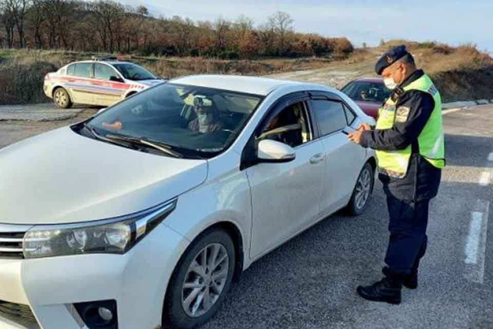 İzmir Jandarma Komutanlığı tarafından ger&ccedil;ekleştirilen asayiş uygulamasında &ccedil;eşitli su&ccedil;lardan aranan