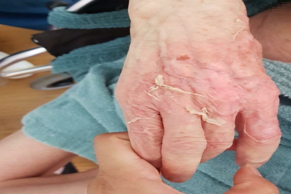 İzmir'in G&uuml;zelbah&ccedil;e il&ccedil;esinde, yaşlı bakımevindeki Fatma Uraz'ın (86), banyo yaptırıldıktan