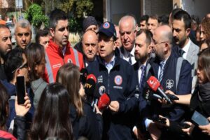 Kartal'da çökme riski tespit edilen binanın yıkımını takip eden İstanbul