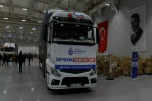 İstanbul B&uuml;y&uuml;kşehir Belediyesi'nin deprem b&ouml;lgesine g&ouml;nderdiği yardımların organize edildiği merkeze