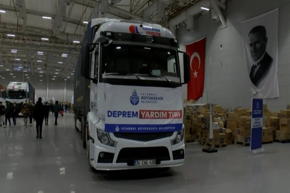 İstanbul B&uuml;y&uuml;kşehir Belediyesi'nin deprem b&ouml;lgesine g&ouml;nderdiği yardımların organize edildiği merkeze