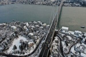 İstanbul'da pazartesiden bu yana aralıklarla devam eden kar yağışının bug&uuml;n
