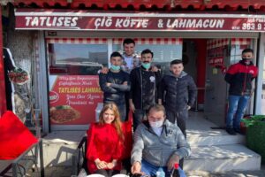 &Uuml;nl&uuml; t&uuml;rk&uuml;c&uuml; İbrahim Tatlıses yaptığı televizyon programındaki başarısından dolayı, Bodrum'da